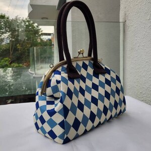 Bolso de mano o bandolera estilo retro deportivo con cierre de beso / apertura de marco de metal. Aspecto casual, deportivo y clásicamente vintage. Único