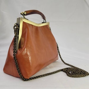 Vegan leather crossbody / handbag with mock tortoise shell top handle, kiss lock metal frame opening, detachable chain. Retro & classic