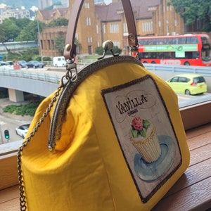 Cupcake print metal frame kiss lock shoulder bag / handbag.