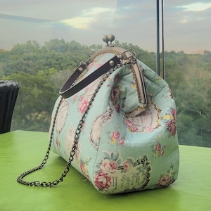 Parfum de roses Druckmetallrahmen Kussverschluss Umhängetasche / Handtasche