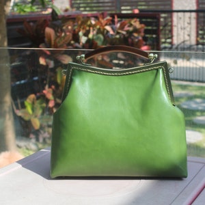 Größere Version Tasche aus veganem Leder mit Metallrahmen und Bügelgriff