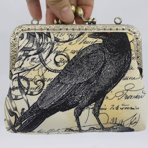 Gothic Halloween Rabe / Fledermaus gruseliger Kuss Locken Münztäschchen / Clutch / Schminktasche mit Kussverschluss Metallrahmen. Michael Miller es Nevermore Druck