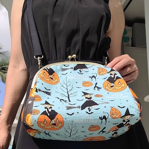 Hexen und Kürbis Print Handtasche oder Umhängetasche oder Schultertasche.  Halloween Spaß Crossbody / Handtasche. Kiss Lock Metallspange Lock Rahmenöffnung.