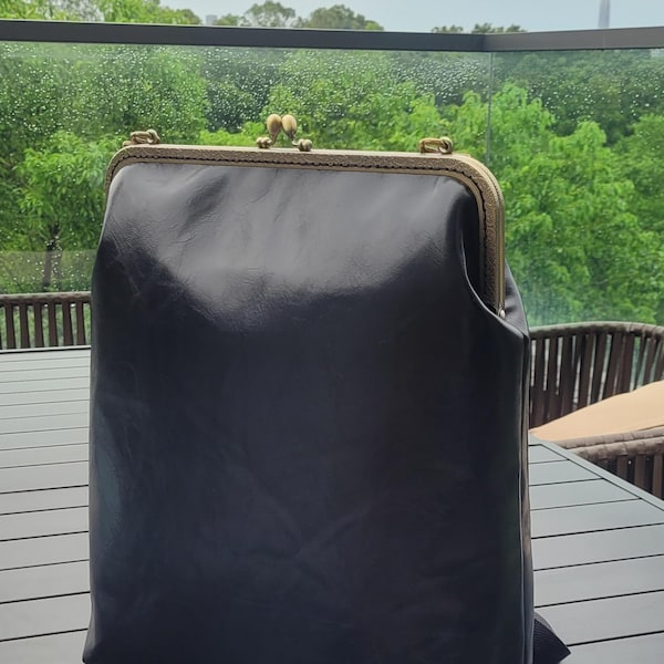 Borsa per il trasporto di computer portatile in pelle vegana con apertura a scatto in metallo. Zaino convertibile di grandi dimensioni, borsa a tracolla o cartella scolastica.