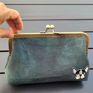 Portamonete / portafoglio / pochette / beauty case / astuccio portapenne in vera pelle scamosciata di pecora con distintivo per cagnolino e apertura con chiusura in metallo con chiusura a bacio