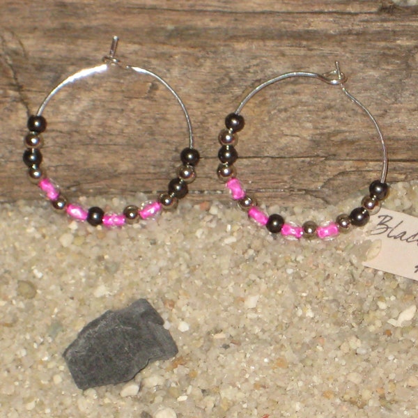 Boucles d'oreilles créoles chic Perle ronde métal noir Perle ronde métal argent Preciosa facettes rose fuchsia