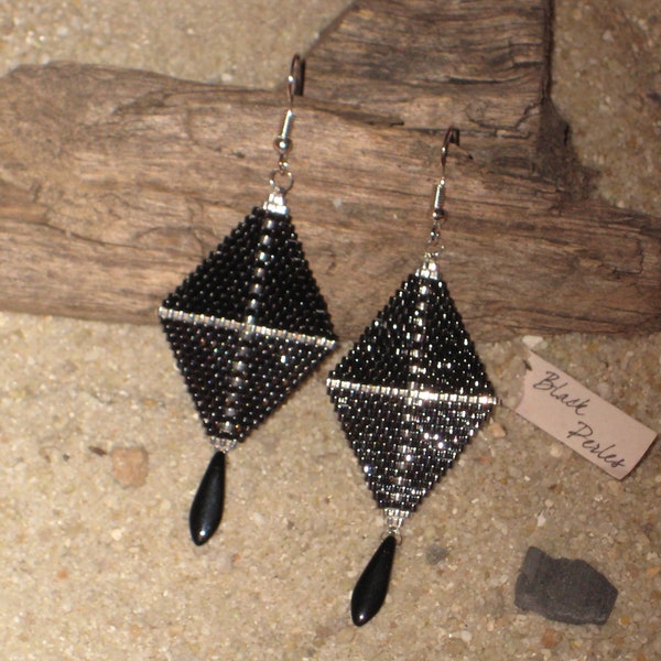 Boucles d'oreille losange noir argent gunmétal Miyuki Délicas Dague verre noir Preciosa Brick stitch