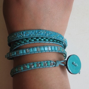 Può includere: Un braccialetto avvolgente color turchese con chiusura a bottone turchese. Il braccialetto è composto da più fili di perline e pelle.