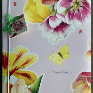 Carpeta de papelería vintage de Marjolein Bastin con hojas de cartas, sobres y pegatinas, diseño de tulipán y mariposa