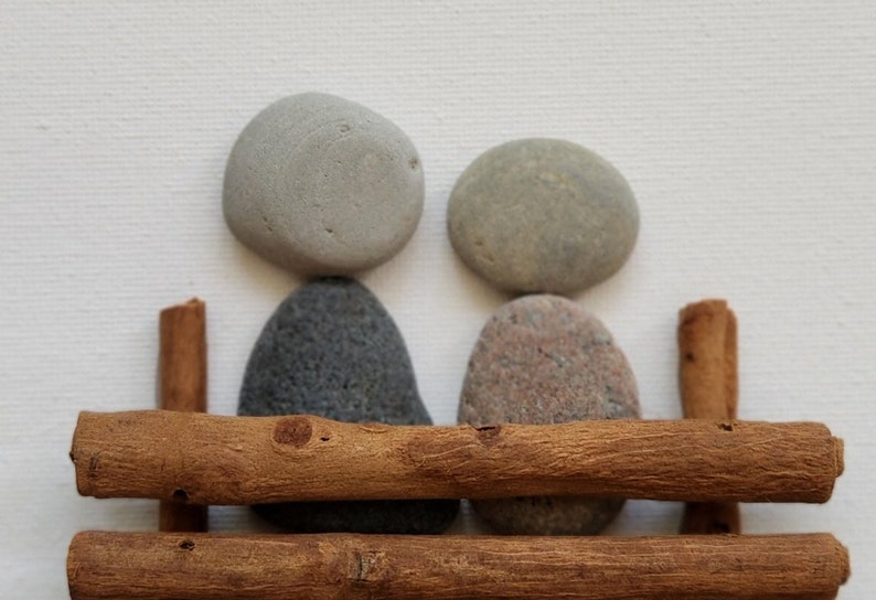 Couple Pebble Art on Canvas: Cinnamon Stick Bench, Retirement Gift bild 5