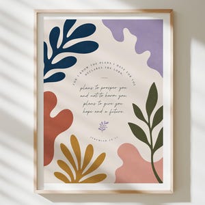 Puede incluir: Una lámina de arte enmarcada con formas orgánicas abstractas en azul marino, lavanda, terracota, mostaza y verde oliva. El texto central dice: For I know the plans I have for you, declares the Lord, plans to prosper you and not to harm you, plans to give you hope and a future. Jeremiah 29:11.