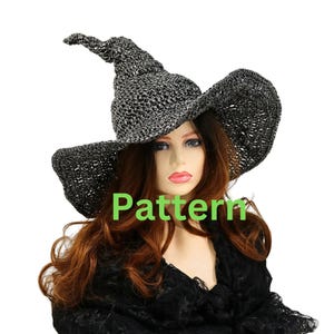 Può includere: Un cappello da strega in crochet nero con un'ampia tesa e una corona alta e appuntita. Il cappello è decorato con glitter argentato.