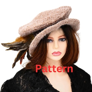 Puede incluir: Un sombrero de crochet marrón con un adorno de plumas. El sombrero está inclinado sobre la cabeza de un maniquí con cabello castaño. El texto "Pattern" es visible debajo del sombrero.