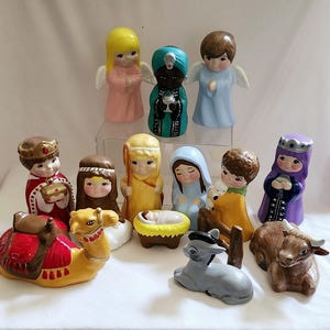 Cute Vintage Handpainted Mold Ceramic 14 Piece Nativity Set Lot 5in Christmas