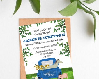 Puede incluir: Una invitación de cumpleaños azul y blanca con una ilustración de dibujos animados de animales de granja que viajan en un camión azul. El texto de la invitación dice: "Pig said oink! and Cow said moo! James is turning 2! Hen said cluck! and Horse said neigh! It's time to celebrate his birthday! September 16th at 11:00 am 123 Street Address City, State"