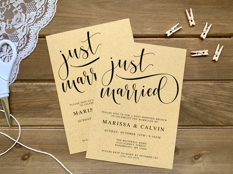 K&ouml;nnte beinhalten: Zwei Karten aus Kraftpapier mit dem Text "just married" in schwarzer Kalligrafie. Die Karte rechts enth&auml;lt zus&auml;tzlichen Text f&uuml;r einen Brunch nach der Hochzeit, darunter die Namen Marissa & Calvin, das Datum, die Uhrzeit, den Ort und die RSVP-Informationen.