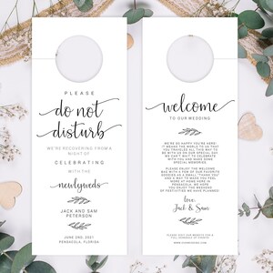 Könnte beinhalten: Zwei weiße Türhänger mit schwarzem Text. Der linke Hänger sagt "Bitte nicht stören. Wir erholen uns von einer Nacht des Feierns mit den Frischvermählten. Jack und Sam Peterson. 2. Juni 2021. Pensacola, Florida." Der rechte Hänger sagt "Willkommen zu unserer Hochzeit. Wir freuen uns so, dass Sie da sind. Es bedeutet uns die Welt, dass Sie den weiten Weg auf sich genommen haben, um an unserem besonderen Tag mit uns zu sein. Wir können es kaum erwarten, mit Ihnen zu feiern und besondere Erinnerungen zu schaffen. Genießen Sie bitte die Willkommens-Tasche mit ein paar unserer Lieblings-Leckereien als kleines Dankeschön und eine Möglichkeit, sich hier in Pensacola wie zu Hause zu fühlen. Wir hoffen, dass Sie das Wochenende mit den Feierlichkeiten genießen, die wir geplant haben. Liebe, Jack und Sam."