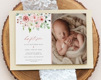Op de afbeelding: Een doopkaart met een roze bloemenontwerp en een foto van een baby. De tekst luidt "doop", "Lucas Matthew Ellis", "15 april om 10 uur", "First Baptist Church", "119 Vine St. Hopkins, MN", "Lunch aansluitend in The Capital Grille", "RSVP graag aan Lily voor 1 april", "123.456.7890".