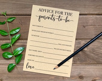 Pode incluir: Um cartão castanho com o texto "ADVICE FOR THE parents-to-be" impresso em preto. O cartão tem uma lista de conselhos para os novos pais, incluindo "Don't forget to", "Never leave the house without", "Never ever", "Will save your life", "Will be your best friend", "Don't worry about", "Sometimes you have to", "I hope you" e "love".