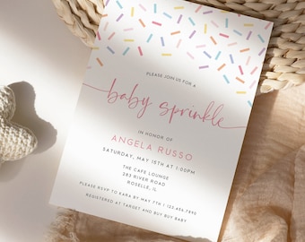 Op de afbeelding: Een rechthoekige witte uitnodigingskaart met een kleurrijk spikkeltjespatroon in pastelroze, blauw, geel en paars aan de bovenkant. De tekst luidt: PLEASE JOIN US FOR A baby sprinkle IN HONOR OF ANGELA RUSSO SATURDAY, MAY 15TH AT 1:00PM THE CAFE LOUNGE 283 RIVER ROAD ROSELLE, IL PLEASE RSVP TO KARA BY MAY 7TH | 123.456.7890 REGISTERED AT TARGET AND BUY BUY BABY.