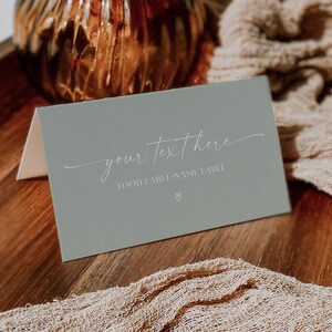 Salbeigrüne minimalistische Tischkarte, Babyparty-Nahrmitteletikettenkarten, druckbare Namenskarten, bearbeitbare Vorlage, digitaler Download, AB03