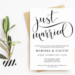 K&ouml;nnte beinhalten: Eine wei&szlig;e Hochzeitsank&uuml;ndigungskarte mit schwarzer Kalligrafie, die "just married" lautet. Die Karte enth&auml;lt die Namen Marissa & Calvin, das Datum und die Uhrzeit eines Brunch nach der Hochzeit, den Ort und die RSVP-Informationen.