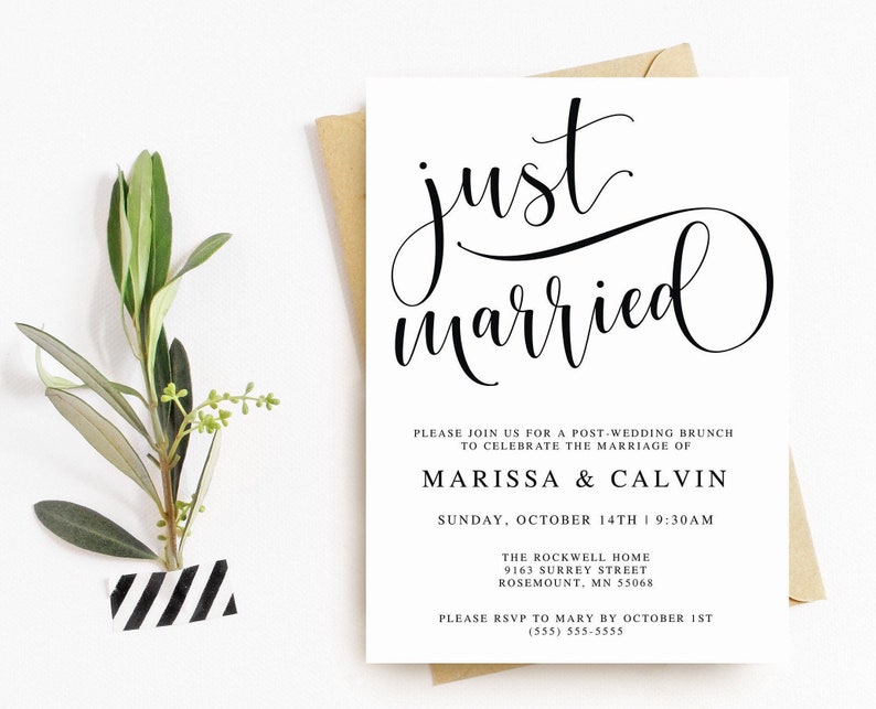 K&ouml;nnte beinhalten: Eine wei&szlig;e Hochzeitsank&uuml;ndigungskarte mit schwarzer Kalligrafie, die "just married" lautet. Die Karte enth&auml;lt die Namen Marissa & Calvin, das Datum und die Uhrzeit eines Brunch nach der Hochzeit, den Ort und die RSVP-Informationen.