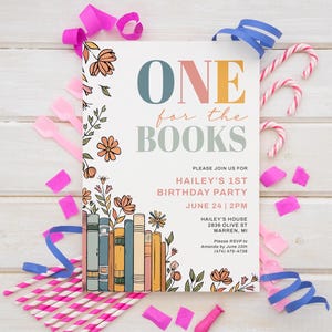 Op de afbeelding: Een kleurrijke uitnodiging voor een eerste verjaardag met de tekst "ONE for the BOOKS" en bloemillustraties. De uitnodiging bevat de naam van het kind, de datum, de tijd en de locatie van het feest.