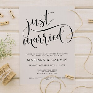 K&ouml;nnte beinhalten: Eine wei&szlig;e Hochzeitsank&uuml;ndigungskarte mit schwarzer Kalligrafie, die "just married" lautet. Die Karte enth&auml;lt die Namen Marissa & Calvin, das Datum und die Uhrzeit eines Brunch nach der Hochzeit sowie den Veranstaltungsort.