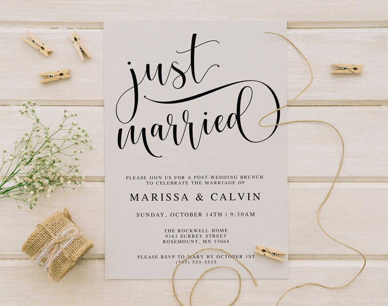 K&ouml;nnte beinhalten: Eine wei&szlig;e Hochzeitsank&uuml;ndigungskarte mit schwarzer Kalligrafie, die "just married" lautet. Die Karte enth&auml;lt die Namen Marissa & Calvin, das Datum und die Uhrzeit eines Brunch nach der Hochzeit sowie den Veranstaltungsort.