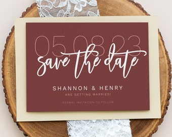 Puede incluir: Una tarjeta de guardar la fecha de color marrón con texto blanco. La fecha es 05.08.23 y el texto dice "Save the Date" con los nombres Shannon & Henry debajo. El texto "Are getting married!" y "Formal invitation to follow" también está incluido.