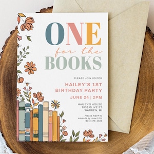Op de afbeelding: Een verjaardagsuitnodiging met een speels ontwerp met een stapel kleurrijke boeken, bloemillustraties en de tekst "ONE for the BOOKS". De uitnodiging geeft details over een eerste verjaardagsfeestje voor Hailey, met de datum, tijd en locatie.