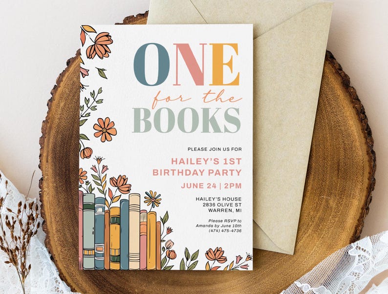 Op de afbeelding: Een verjaardagsuitnodiging met een speels ontwerp met een stapel kleurrijke boeken, bloemillustraties en de tekst "ONE for the BOOKS". De uitnodiging geeft details over een eerste verjaardagsfeestje voor Hailey, met de datum, tijd en locatie.