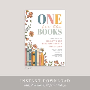 Op de afbeelding: Een printbare uitnodiging voor een eerste verjaardagsfeest met een boekthema. De uitnodiging toont een stapel kleurrijke boeken met bloemmotieven en de tekst "One for the Books". De uitnodiging is 5 inch bij 7 inch.