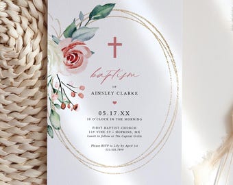 Op de afbeelding: Een doopkaart met een aquarel bloemenontwerp in roze en groene tinten. De uitnodiging heeft een gouden cirkel met een kruis en de tekst "doop van Ainsley Clarke 05.17.XX 10 uur 's morgens First Baptist Church 119 Vine St. Hopkins, MN Lunch aansluitend in The Capital Grille RSVP graag aan Lily voor 1 april 123.456.7890"