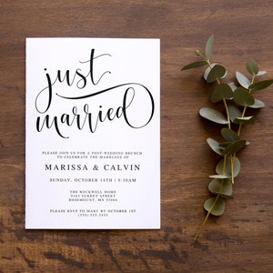 K&ouml;nnte beinhalten: Eine wei&szlig;e Hochzeitseinladung mit schwarzer Kalligrafie, die "just married" lautet. Die Einladung enth&auml;lt Details f&uuml;r einen Brunch nach der Hochzeit, um die Hochzeit von Marissa & Calvin am Sonntag, den 14. Oktober um 9:30 Uhr im The Rockwell Home, 9163 Surrey Street, Rosemount, MN 55068 zu feiern. Die Einladung bittet um eine RSVP an Mary bis zum 1. Oktober unter (555) 555-5555.