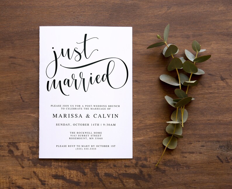 K&ouml;nnte beinhalten: Eine wei&szlig;e Hochzeitseinladung mit schwarzer Kalligrafie, die "just married" lautet. Die Einladung enth&auml;lt Details f&uuml;r einen Brunch nach der Hochzeit, um die Hochzeit von Marissa & Calvin am Sonntag, den 14. Oktober um 9:30 Uhr im The Rockwell Home, 9163 Surrey Street, Rosemount, MN 55068 zu feiern. Die Einladung bittet um eine RSVP an Mary bis zum 1. Oktober unter (555) 555-5555.