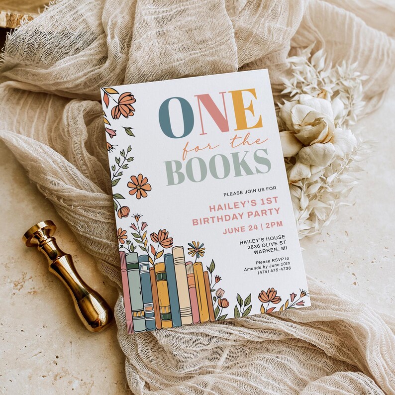Op de afbeelding: Een kleurrijke uitnodiging voor een eerste verjaardagsfeest met de tekst "ONE for the BOOKS" en een stapel kleurrijke boeken met bloemmotieven.