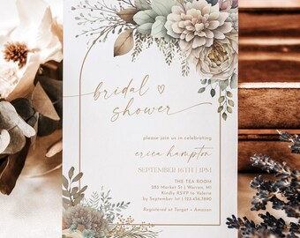 Może przedstawiać: Białe zaproszenie na wieczór panieński z kwiatowym wzorem w odcieniach zieleni, brązu i beżu. Tekst brzmi "bridal shower" z symbolem serca i "please join us in celebrating erica hampton". Data i godzina wieczoru panieńskiego są podane jako "SEPTEMBER 16TH | 1PM". Miejsce to "THE TEA ROOM", a adres to "283 Market St | Warren, MI". Zaproszenie zawiera również informacje RSVP i dane dotyczące rejestru.