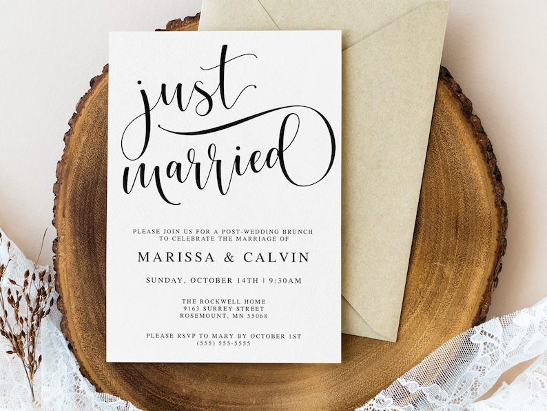 K&ouml;nnte beinhalten: Eine wei&szlig;e Hochzeitseinladungskarte mit schwarzer Kalligrafie, auf der "just married" steht. Die Karte enth&auml;lt die Namen Marissa & Calvin, das Datum und die Uhrzeit eines Brunch nach der Hochzeit sowie den Veranstaltungsort. Der Text enth&auml;lt auch eine RSVP-Anfrage.