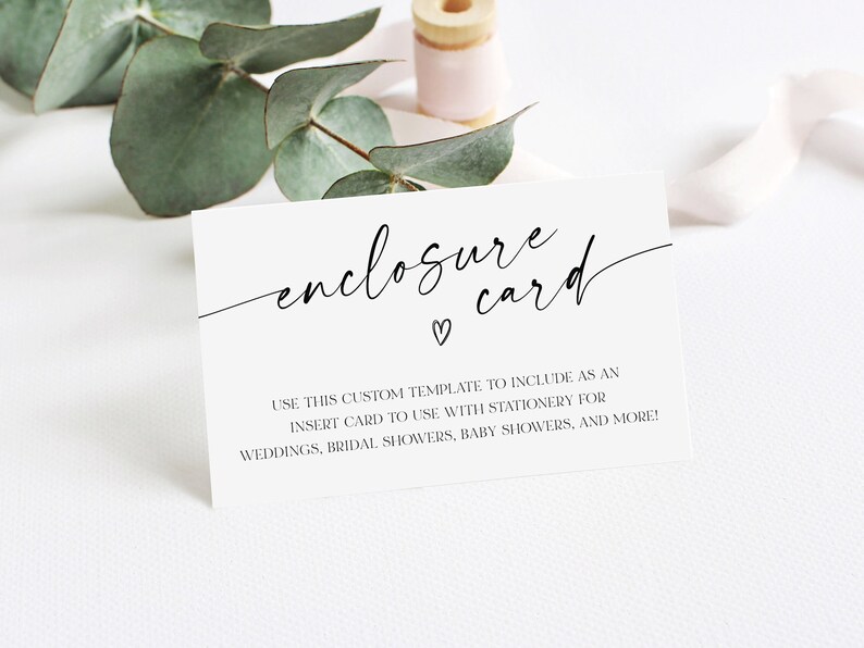 K&ouml;nnte beinhalten: Eine wei&szlig;e rechteckige Einlegekarte mit schwarzem Text, der enclosure card lautet, und einem kleinen Herzsymbol darunter. Der Text darunter lautet USE THIS CUSTOM TEMPLATE TO INCLUDE AS AN INSERT CARD TO USE WITH STATIONERY FOR WEDDINGS, BRIDAL SHOWERS, BABY SHOWERS, AND MORE!