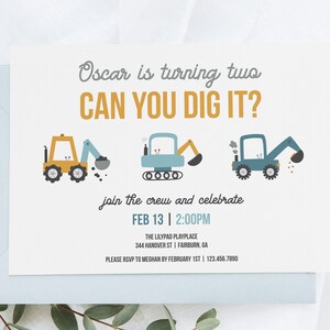 Peut inclure: Une invitation d'anniversaire avec un th&egrave;me jaune et bleu. L'invitation pr&eacute;sente une illustration de trois v&eacute;hicules de chantier et le texte "Oscar a deux ans CAN YOU DIG IT?" L'invitation indique &eacute;galement la date et l'heure de la f&ecirc;te, "FEB 13 | 2:00PM", et le lieu, "THE LILYPAD PLAYPLACE 344 HANOVER ST | FAIRBURN, GA".