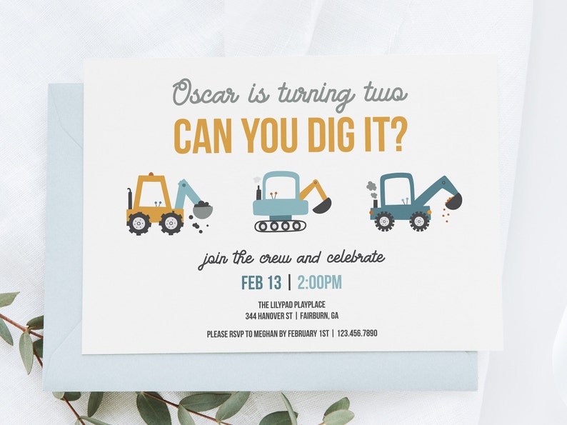 Peut inclure: Une invitation d'anniversaire avec un th&egrave;me jaune et bleu. L'invitation pr&eacute;sente une illustration de trois v&eacute;hicules de chantier et le texte "Oscar a deux ans CAN YOU DIG IT?" L'invitation indique &eacute;galement la date et l'heure de la f&ecirc;te, "FEB 13 | 2:00PM", et le lieu, "THE LILYPAD PLAYPLACE 344 HANOVER ST | FAIRBURN, GA".