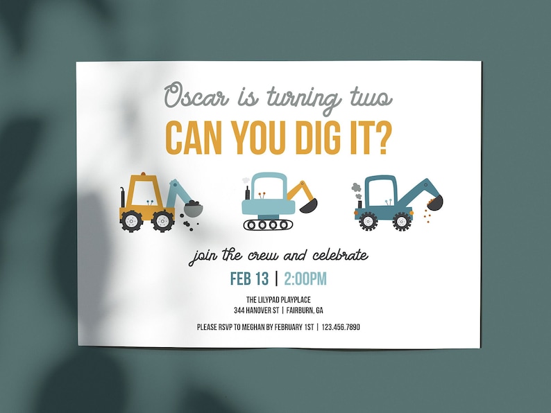 Peut inclure: Une carte d'invitation blanche sur le th&egrave;me des engins de chantier jaunes et bleus. Le texte indique "Oscar a deux ans CAN YOU DIG IT?" et comprend les d&eacute;tails d'une f&ecirc;te d'anniversaire.
