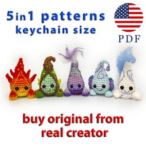 Peut inclure: Cinq créatures crochetées de la taille d'un porte-clés, aux couleurs vives, dont le rouge, le vert, le violet et le bleu. Le texte "5in1 patterns keychain size" et "PDF" avec un drapeau américain sont inclus. Le texte du bas dit "buy original from real creator".