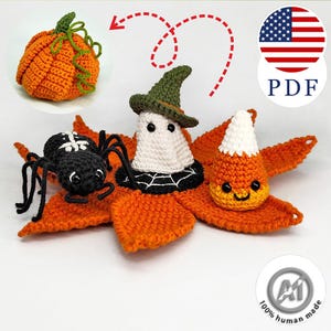 Può includere: Un set di figure di Halloween all'uncinetto che include un ragno nero, un fantasma bianco con un cappello verde e un personaggio a forma di caramella di mais, su una grande base arancione a forma di stella. Un riquadro mostra una zucca all'uncinetto.
