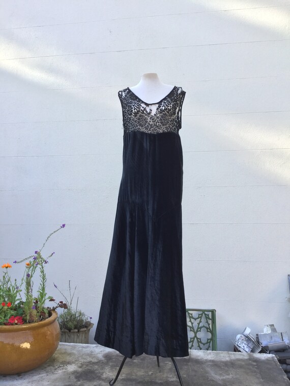 Vintage 20s black evening dress in velvet and lace