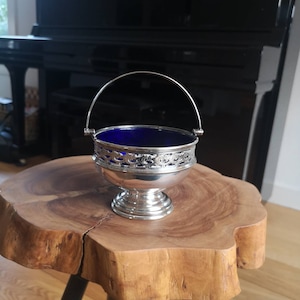 Verzilverd schaaltje met blauw glas