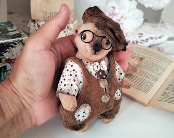 Taschengröße Teddybär in Mütze und Overall Memory Geschenk Bär Mini-Spielzeug OOAK Sammlerstück Bär Stofftier Andenken Teddy Gegliederter Bär mit Glasse