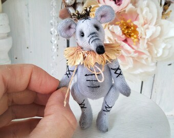 Petite souris grise portant une couronne, un rat, un roi en peluche, un jouet de collection fait main pour Blythe, un animal en peluche, un cadeau pour les amateurs de contes de fées